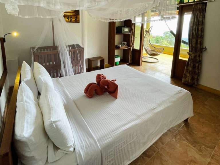 Ein Schlafzimmer mit einem Bett und einem Babybett