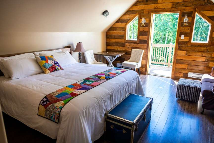 Ein Schlafzimmer mit einem Bett und einer Holzwand