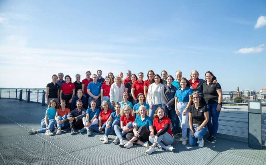 Eine Gruppe von Menschen posiert für ein Foto auf einem Dach