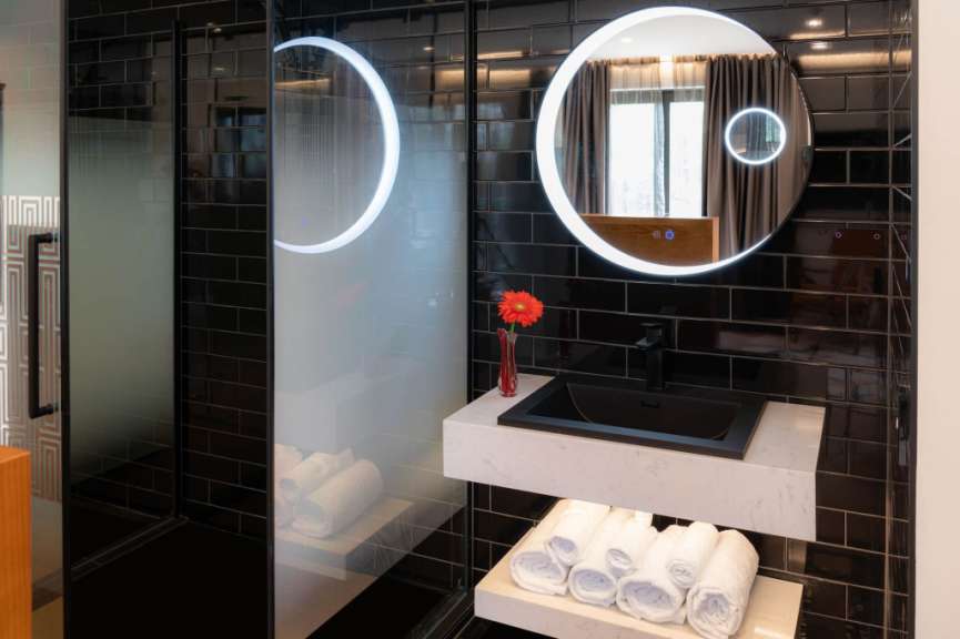 Ein Badezimmer mit einem Waschbecken und zwei Spiegeln