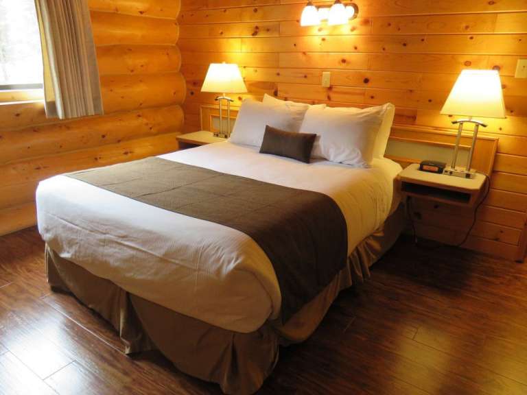 Ein Schlafzimmer mit einem Bett und zwei Nachttischen