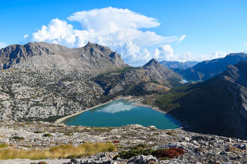 Ein großer See inmitten einer Bergkette