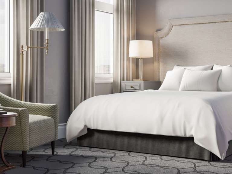 Ein Hotelzimmer mit einem Bett und einem Stuhl