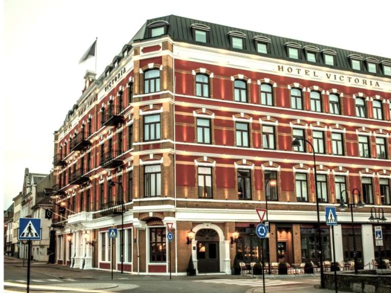 Ein großes rotes Backsteingebäude mit der Aufschrift Hotel victoria