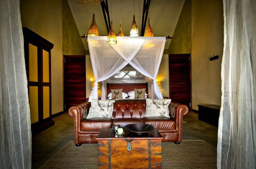 Ein Schlafzimmer mit einem Bett und einem Couchtisch