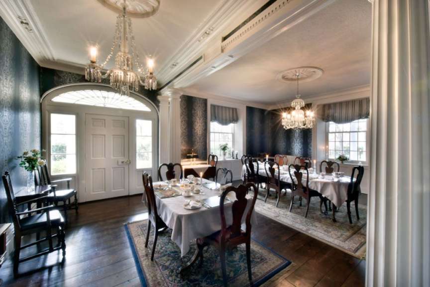 Ein Esszimmer mit einem Tisch und Stühlen und einem Kronleuchter