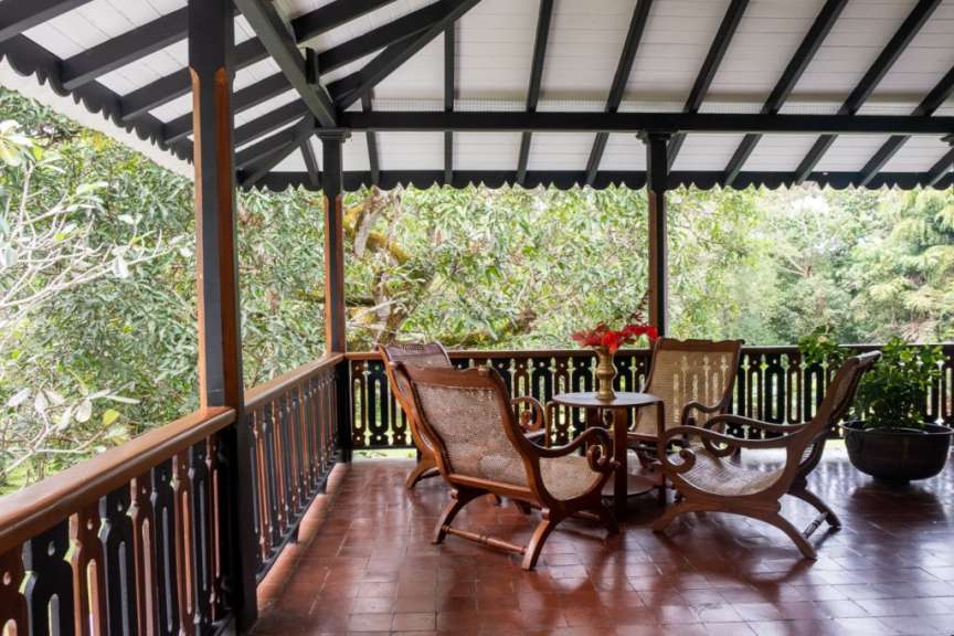 Eine Veranda mit einem Tisch und Stühlen darauf