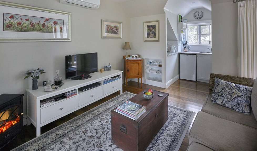 Ein Wohnzimmer mit einem Fernseher und einem Kamin