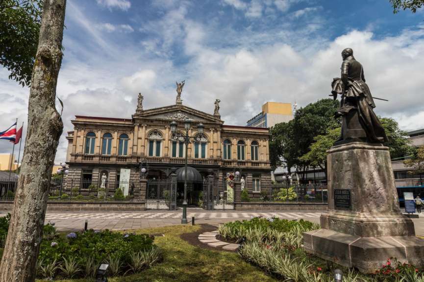 Eine Statue steht vor einem großen Gebäude