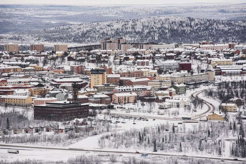 Eine Stadt mit vielen Gebäuden und Bergen im Hintergrund
