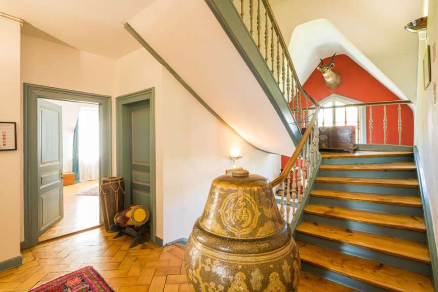 Eine Treppe in einem Haus mit einer Vase darauf