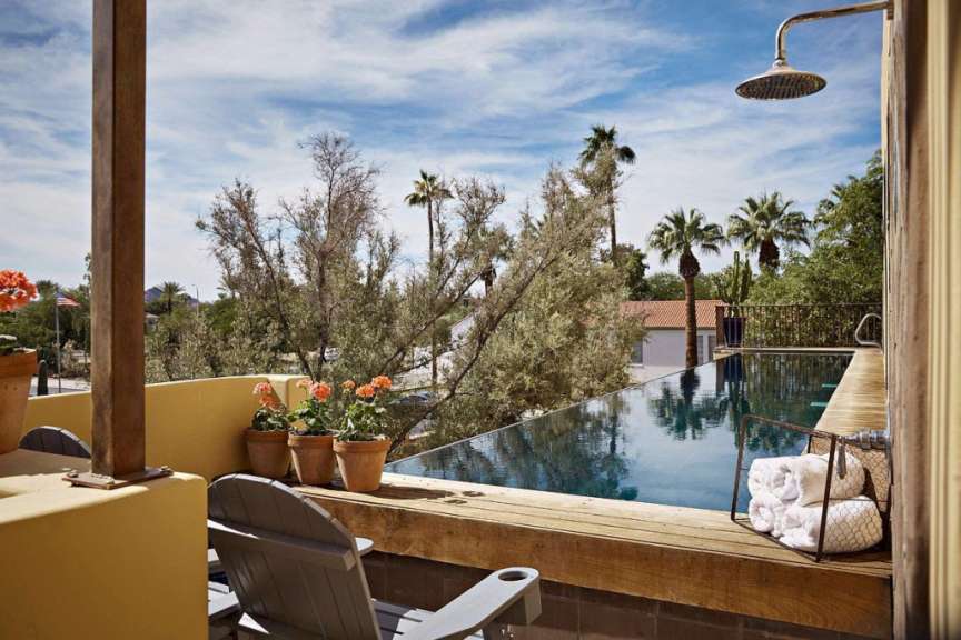 Ein Blick auf einen Pool von einem Balkon aus