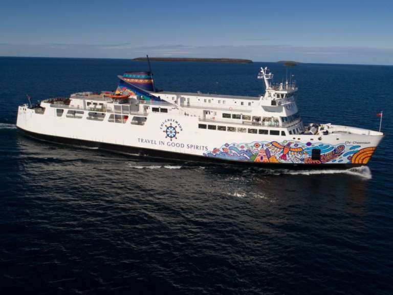 Eine Fähre mit der Aufschrift „ Reise in guten Geistern “ schwimmt im Ozean