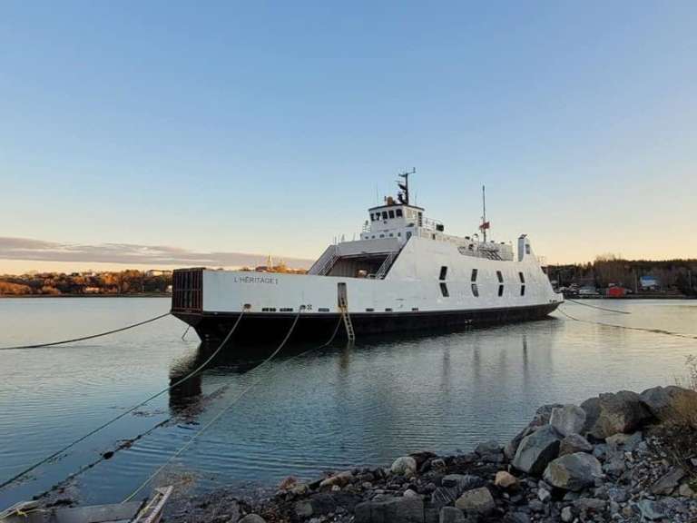 Ein großes weißes Boot mit der Aufschrift l' heritage 1