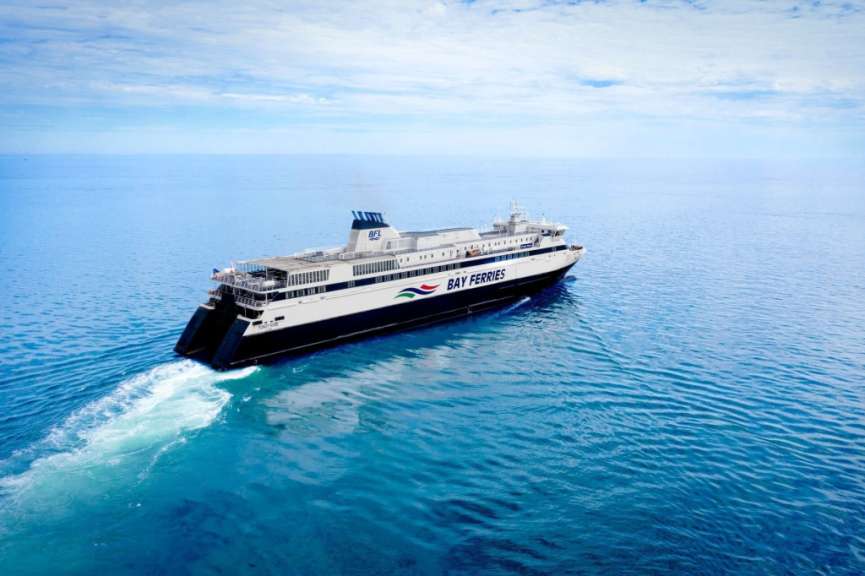Ein großes Fährschiff mit der Aufschrift Bay Ferries schwimmt im Ozean