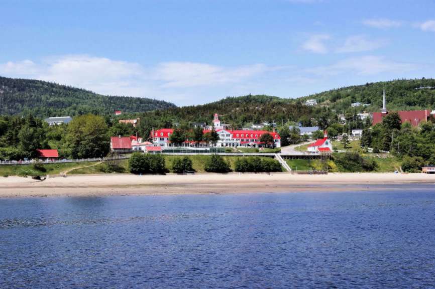 Ein kleines Dorf liegt am Ufer eines Sees