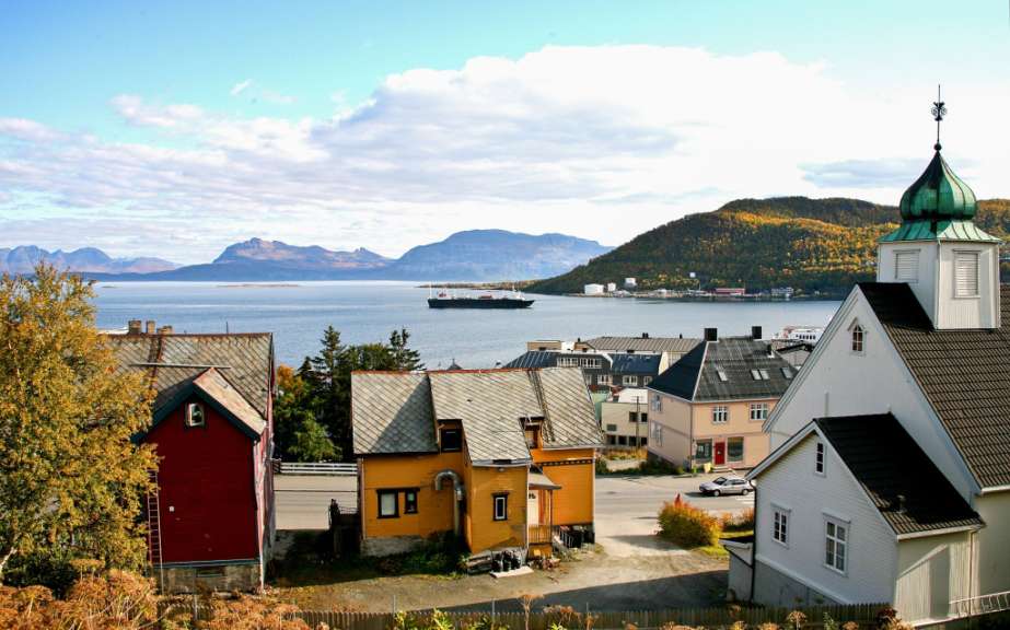 Eine kleine Stadt mit vielen Häusern und einem Boot im Hintergrund