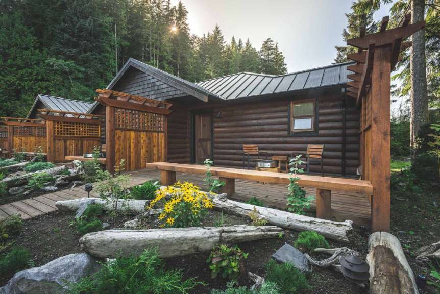 Ein kleines hölzernes Haus inmitten eines Waldes