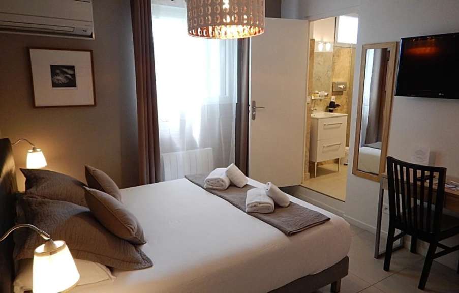 Ein Hotelzimmer mit einem Bett und einem Stuhl