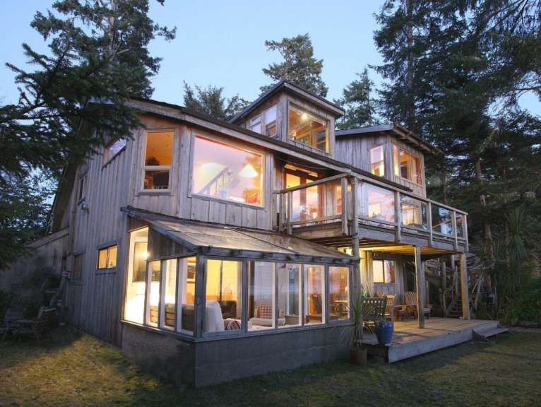 Ein sehr großes Holzhaus mit vielen Fenstern