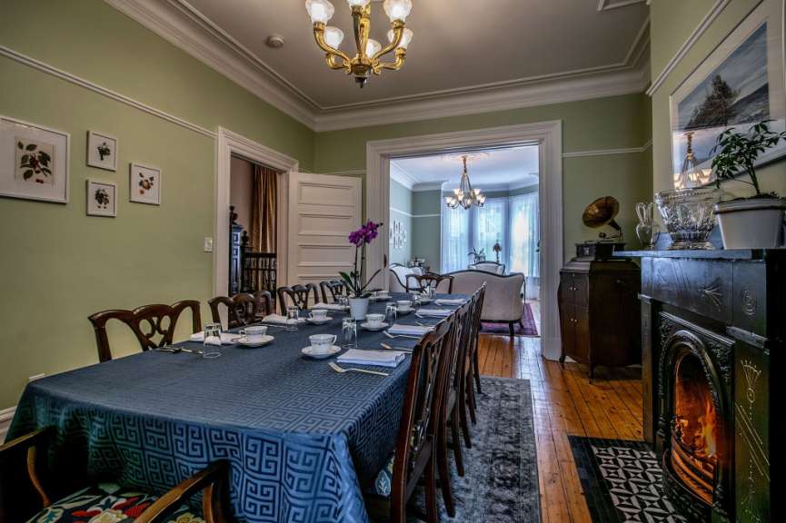 Ein Esszimmer mit einem Tisch und Stühlen und einem Kamin