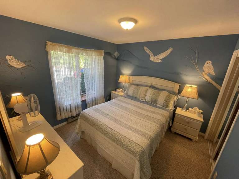 Ein Schlafzimmer mit einem Bett und zwei Nachttischen
