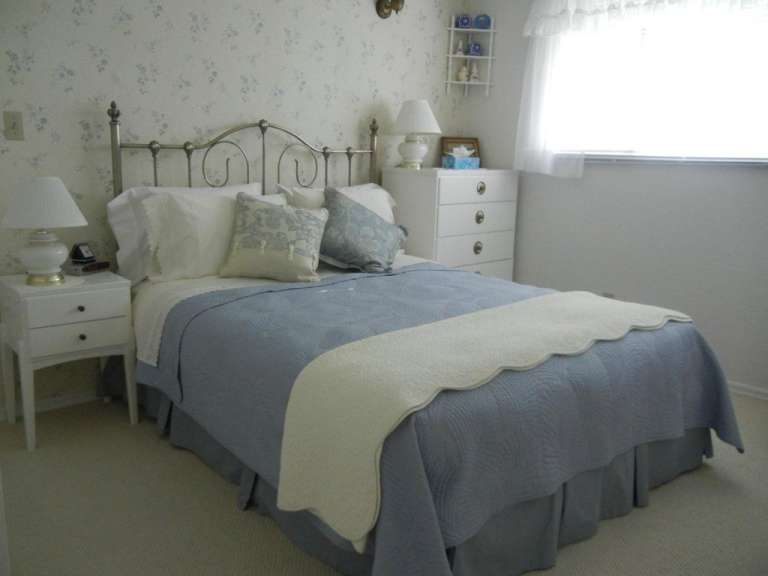 Ein Schlafzimmer mit einem Bett und zwei Nachttischen