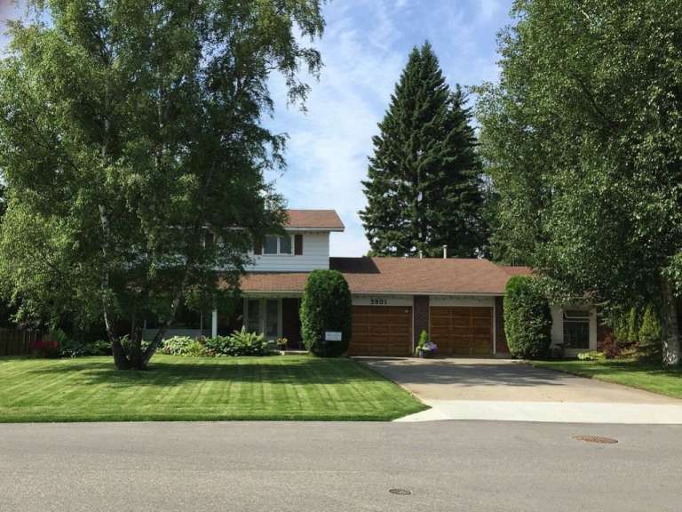 Ein Haus mit einem braunen Garagentor und der Aufschrift 2801