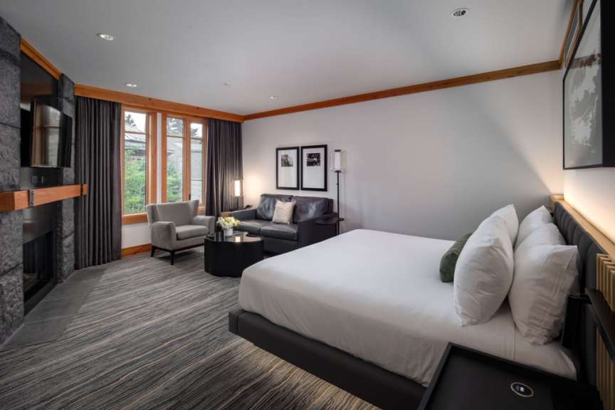 Ein Hotelzimmer mit einem Bett und einem Stuhl