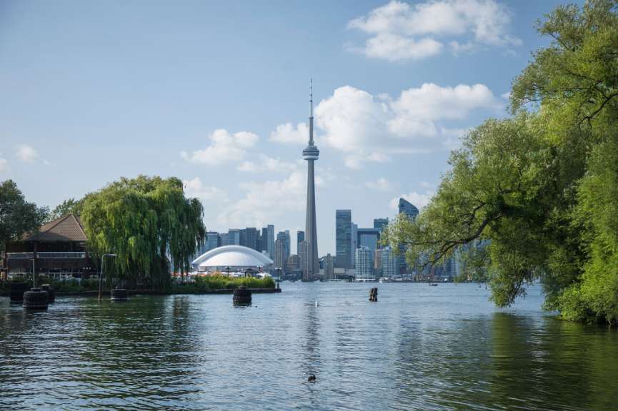 Ein Blick auf die Stadt von einem See mit einem Turm im Hintergrund