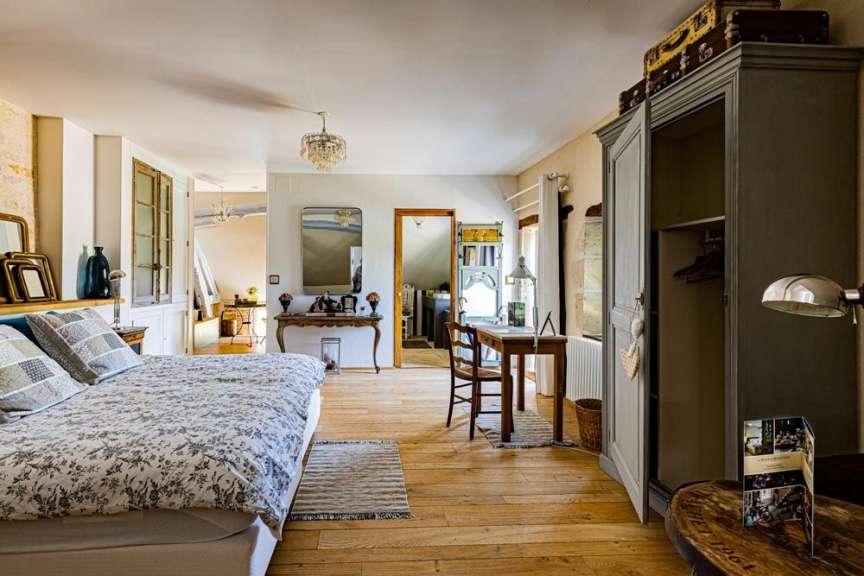 Ein Schlafzimmer mit einem Bett und einem Schreibtisch