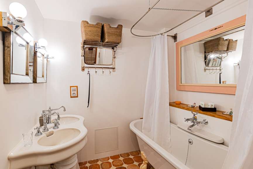 Ein Badezimmer mit zwei Waschbecken und einer Badewanne