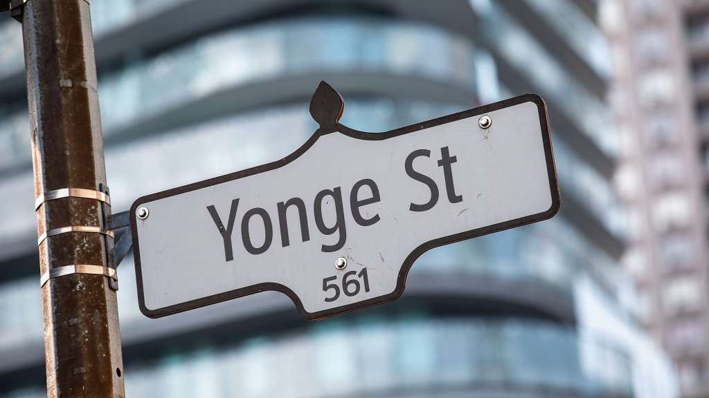 Ein weißes Straßenschild mit der Aufschrift yonge st.