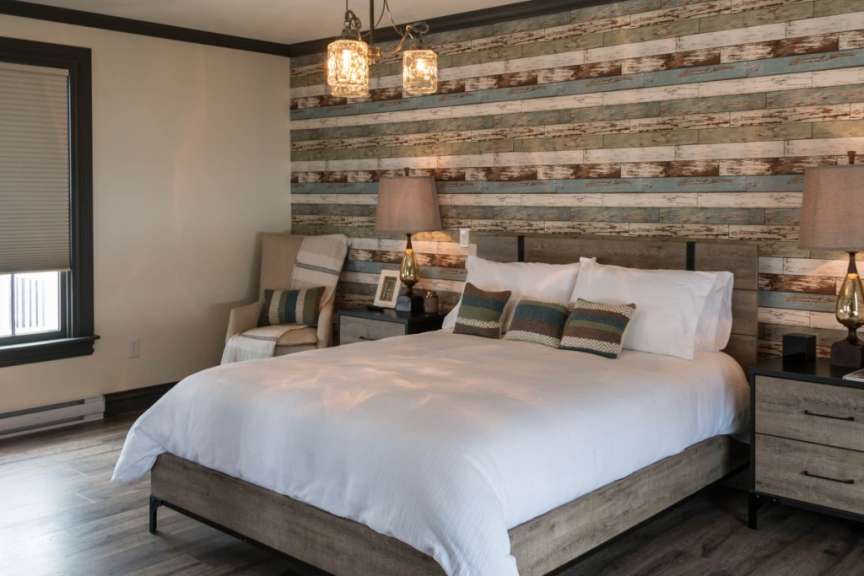 Ein Schlafzimmer mit einem Bett und zwei Nachttischen