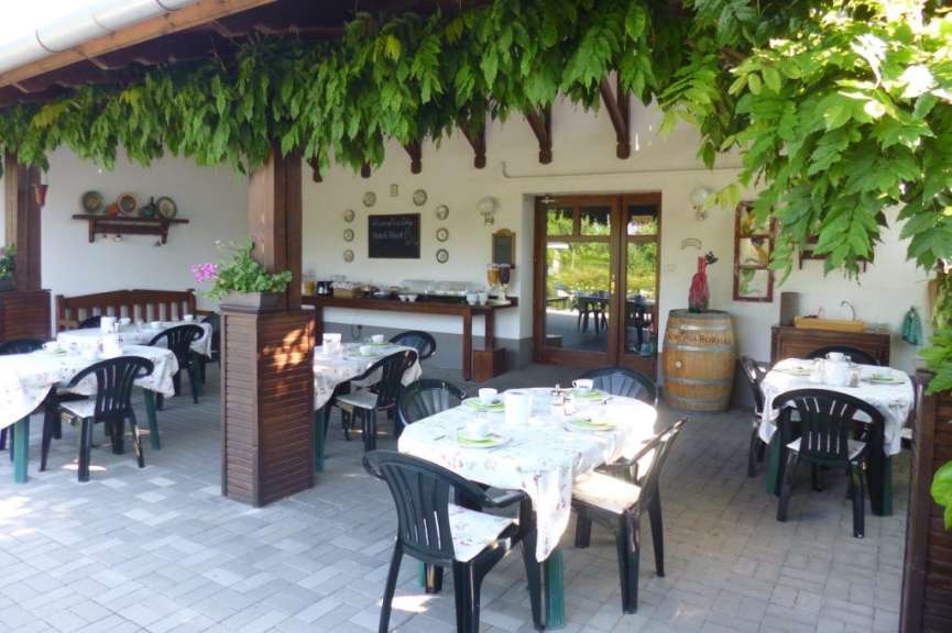 Tische und Stühle in einem Restaurant mit einem Schild an der Wand , auf dem steht , dass es ein buffet gibt