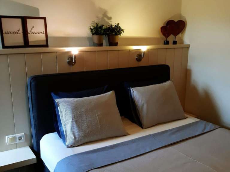 Ein Schlafzimmer mit einem Bett und zwei Bildern mit der Aufschrift sweet dreams