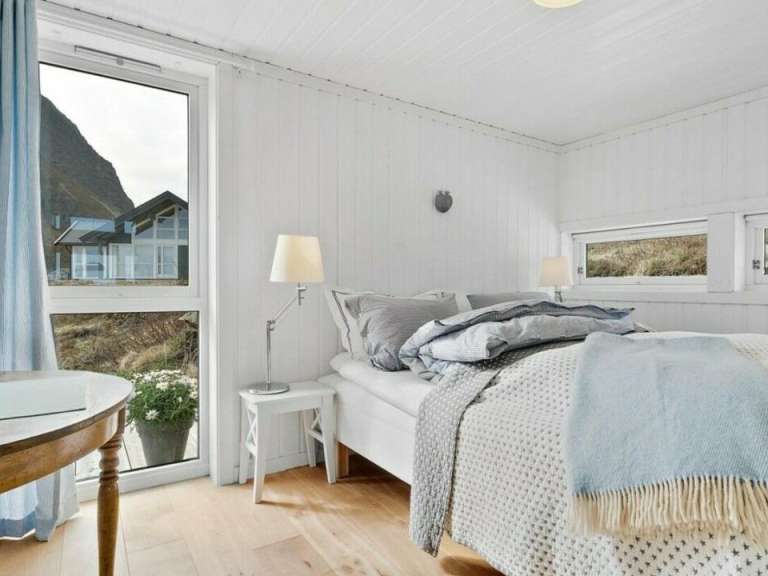 Ein weißes Schlafzimmer mit einem Bett und einem Tisch