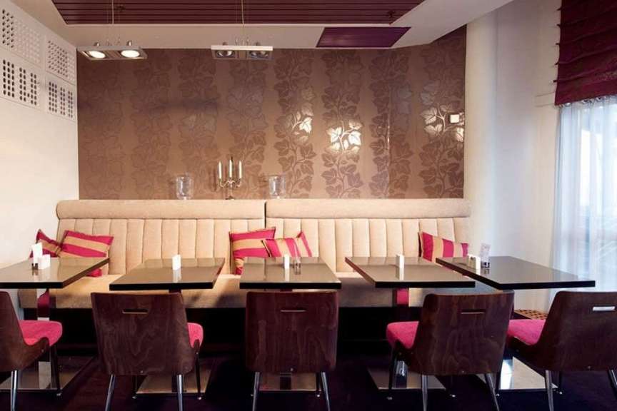 Eine Reihe von Tischen und Stühlen in einem Restaurant