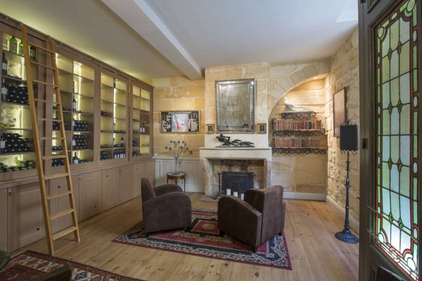 Ein Wohnzimmer mit zwei Stühlen und einem Kamin