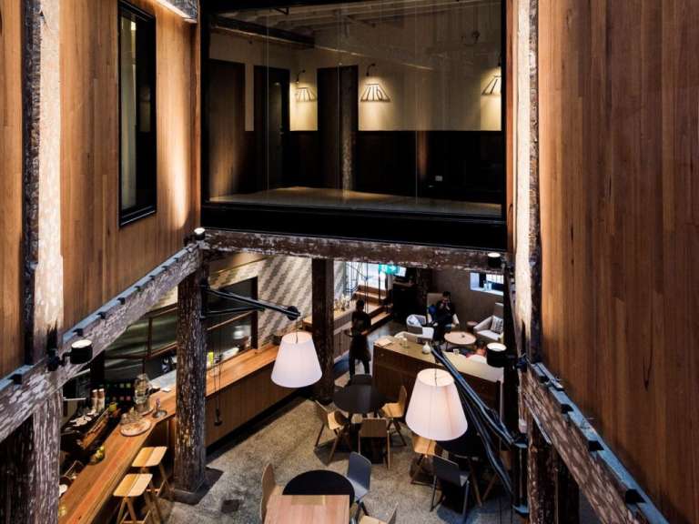 Ein Restaurant mit Holzwänden und weißen Lampen