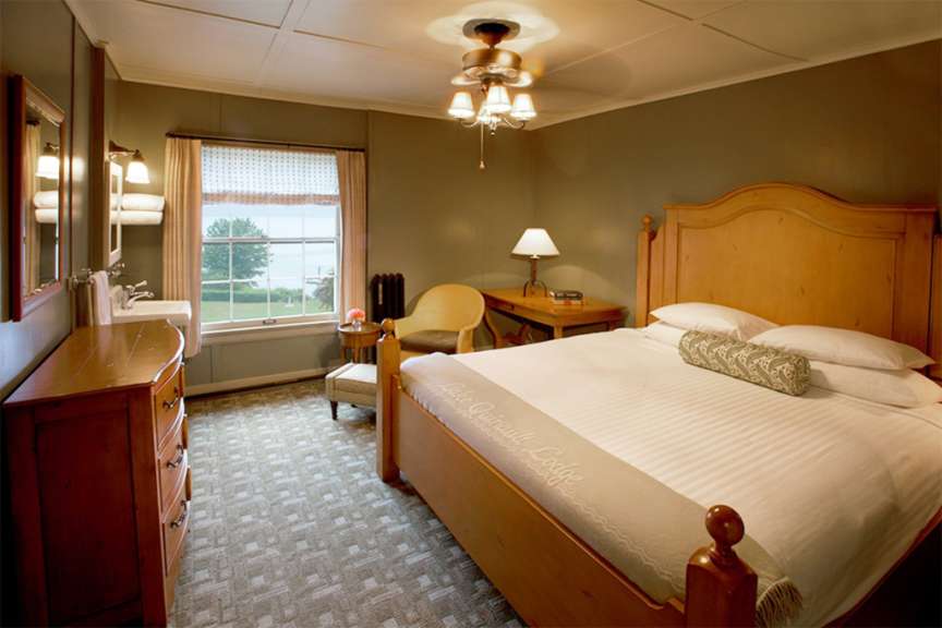 Ein Hotelzimmer mit einem Bett und einem Stuhl