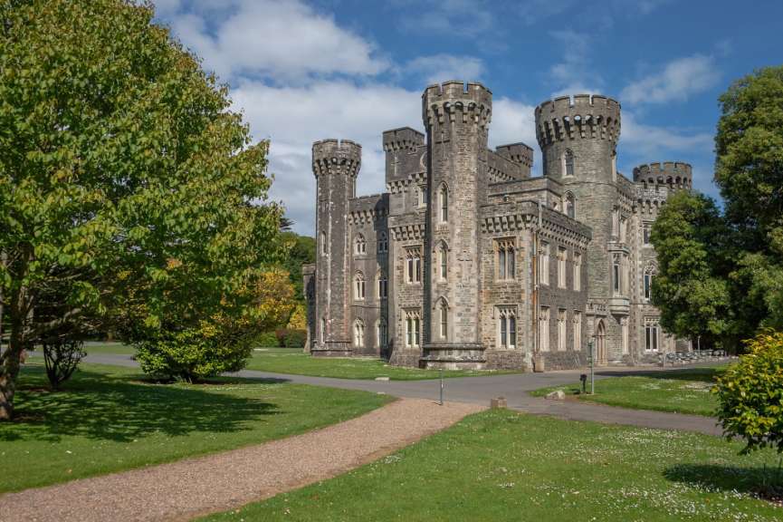 Ein großes Schloss mit vielen Türmen und Fenstern