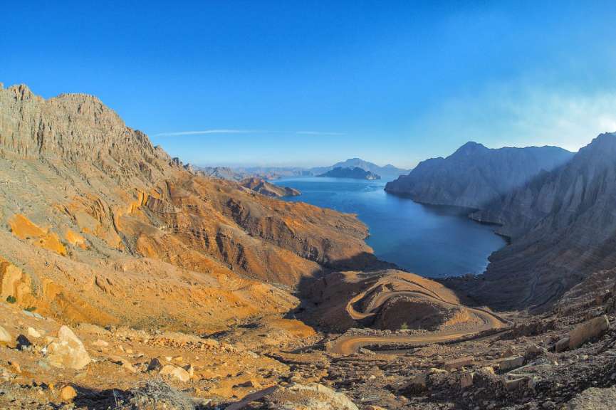 Ein großer See liegt zwischen zwei Bergen