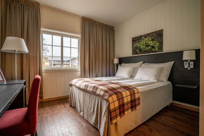 Ein Hotelzimmer mit einem Bett und einem Schreibtisch