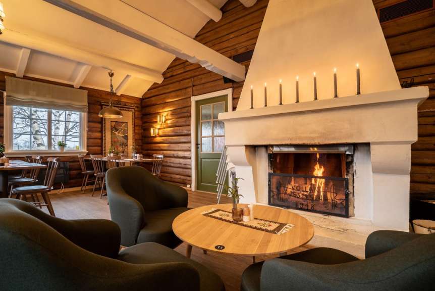 Ein Kamin in einem Holzhaus mit Kerzen darauf