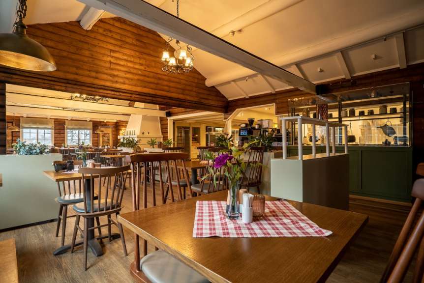 Ein Restaurant mit einem Tisch mit einem karierten Tischtuch darauf