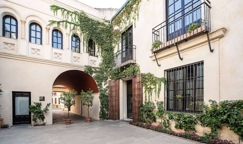 Ein Gebäude mit vielen Fenstern und einem Balkon