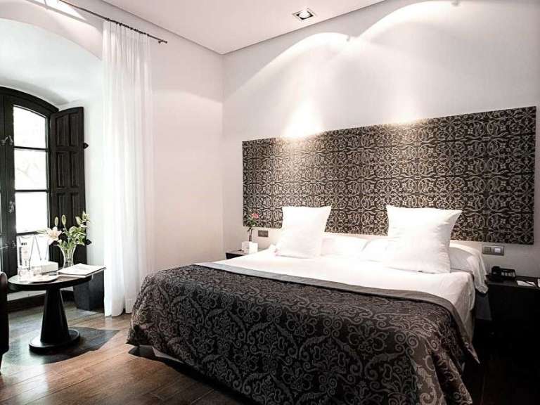 Ein Hotelzimmer mit einem Bett und einem Tisch