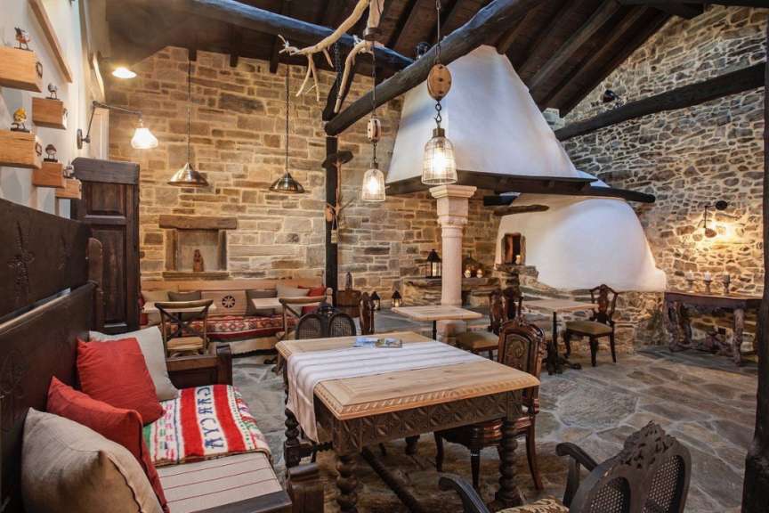 Ein Wohnzimmer mit einem Tisch und Stühlen und einem Kamin