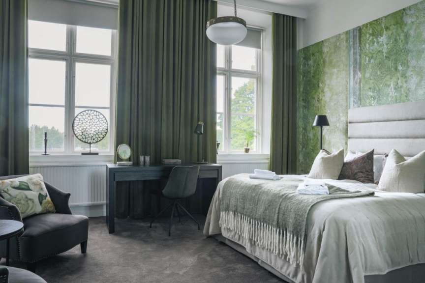 Ein Schlafzimmer mit einem Bett und einem Schreibtisch